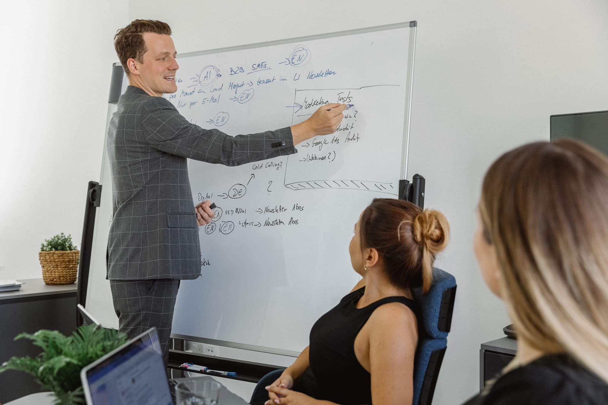 Christoph Sauerborn mapping an AI system on a whiteboard